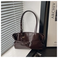 Detail der dunkelbraunen Kunstledertasche mit Metallschnallen und funktionalem Retro-Stil - Braun