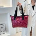 Burgunderfarbene gesteppte Puffer-Tasche mit 3D-Bärenmuster und Metallic-Glanz - Rot