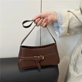 Bolso de hombro marrón oscuro brillante con hebilla dorada de piel PU estilo minimalista - Marrón
