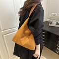 Bolso tote minimalista de ante marrón de gran capacidad con correa ancha para el hombro - Tostado