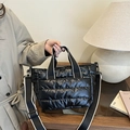 Schwarze gesteppte Daunen-Tote-Bag mit flauschiger Puffer-Textur und breitem Schultergurt - Schwarz