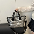 Schicke silberne Stepptasche aus Daunenbaumwolle mit schwarzen Tragegurten und Schulterriemen - Grau