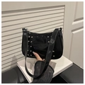 Dettaglio della borsa a tracolla nera lucida con borchie argentate in stile punk vintage - Nero