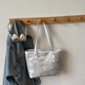 Elegante borsa tote bianca con ricamo floreale appesa a un gancio di legno in una stanza - Bianco Sporco