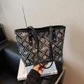 Bolso tote bordado en blanco y negro con patrones geométricos y correas de cuero - Negro