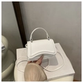 Dettaglio mini borsa a tracolla bianca con linee testurizzate e manico curvo - Bianco
