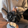 Borsa a mano a nuvola nera lucida con design a pieghe e tracolla versatile - Nero