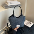 Borsa tote in denim a contrasto con manici in pelle annodati e tracolla regolabile - Nero