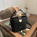 Bolso cubo negro con grabado lichi, cierre de corazón dorado y correa ajustable - Negro