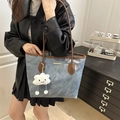 Sac fourre-tout en denim bleu avec lanières en cuir marron et pendentif nuage blanc - Bleu (Avec Pendentif Nuage)