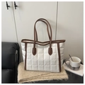 Dettaglio della borsa tote trapuntata bianca con finiture in pelle marrone e manici - Bianco