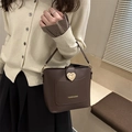 Bolso tipo cubo marrón oscuro con textura lichi y cierre de corazón dorado de mano - Marrón