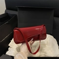 Schicke rote Lackleder-Unterarmtasche mit glänzendem Finish und minimalistischem Flap-Design - Rot