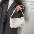 Borsa hobo minimalista in pelle bianca con borchie argento e tracolla regolabile - Bianco