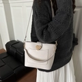 Bolso cubo blanco crema con hebilla de corazón dorada y correa de hombro ajustable - Blanco
