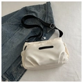 Detail van de crème crossbodytas met verstelbare zwarte band en JINGPIN-label - Wit