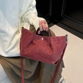 Große dunkelrote Schultertasche mit Leopardenmuster, Plissee-Design und Metallschnalle - Rot