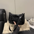 Borsa baguette in pelle verniciata nera con borchie argento e tracolla elegante - Nero