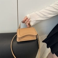 Retro Umhängetasche aus kamelfarbenem Leder mit Wellenklappe und Polsternaht-Details - Khaki