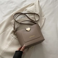 Bolso cubo color topo en piel sintética con cierre de corazón dorado y bandolera - Caqui