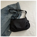 Detail van zwarte nylon crossbodytas met verstelbare riem en JINGPIN lederen logopatch - Zwart
