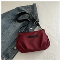 Detail van bordeauxrode nylon crossbodytas met plooien en verstelbare riem - Rood