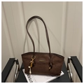 Primer plano del bolso tote de ante marrón oscuro con etiqueta Fashion y detalle de cuentas - Café con Colgante