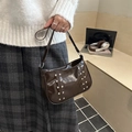 Borsa a tracolla vintage marrone scuro con borchie argentate e pelle PU lucida - Marrone