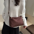Sac sous le bras en daim marron avec bandoulière réglable et fini mat rétro - Marron