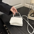 Minimalistische weiße kleine Handtasche mit bogenförmigem Boden und feinem Ledergriff - Weiß