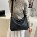 Sac hobo élégant en similicuir noir avec bandoulière large et design plissé chic - Noir