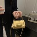 Schicke goldene Mikro-Handtasche mit Metallic-Finish und verstellbarem Schultergurt - Gold