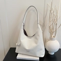 Minimalistische große weiße Hobo-Tasche aus mattem Leder mit Vintage-Schultergurt-Design - Braun