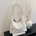 Bolso tote minimalista de cuero blanco crema con silueta de media luna y correas largas - Blanco
