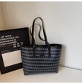 Vista dettagliata della grande borsa tote nera con trama geometrica fulminea grigio-blu e logo - Nero