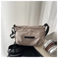 Detalle del bolso bandolera de nailon beige con parches de logo y cremalleras múltiples - Caqui