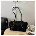 Detalle de un bolso tote de terciopelo negro con etiqueta dorada Fashion y colgante de madera - Negro Con Colgante