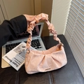 Borsa a tracolla increspata rosa con trama marmorizzata e dettaglio logo in metallo - Rosa