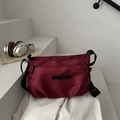 Borsa a tracolla leggera in nylon bordeaux multistrato per donna su gradini - Rosso