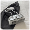 Detailansicht der silbernen Metallic-Schultertasche mit Doppeltaschen auf weißem Stoff - Silber