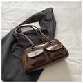 Vue détaillée d'un sac d'épaule vintage en cuir verni marron avec deux poches frontales - Marron