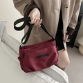 Sac bandoulière en tissu oxford bordeaux avec sangle réglable et poches zippées - Rouge