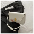Vista detallada del bolso de hombro blanco con un elegante cierre metálico ovalado dorado - Blanco