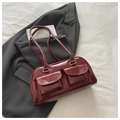 Detail der dunkelburgunderroten Lackleder-Schultertasche mit doppelten Klappentaschen - Rot