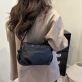 Sac à bandoulière noir plissé tendance pour femme porté par un mannequin pour taille - Noir