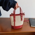 Chique tweekleurige emmertas van beige canvas en rood leer met verstelbare riem - Rood