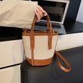 Minimalistische canvas emmertas in beige met bruin lederen bies en schouderband - Bruin