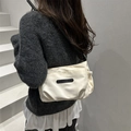 Sac bandoulière en nylon blanc cassé avec sangle réglable et étiquette logo noire - Blanc