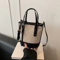 Moderne tweekleurige canvas en zwart lederen emmertas met verstelbare riem voor dames - Zwart