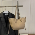 Grande borsa tote beige in pelle martellata appesa con design elegante per il lavoro - Cachi